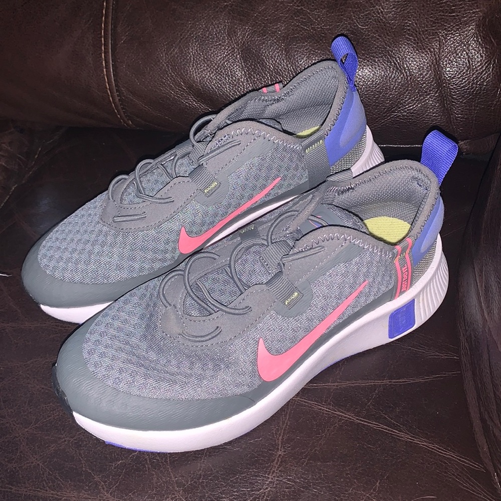 Girls Nike No tie running sneakers size 2 brand new